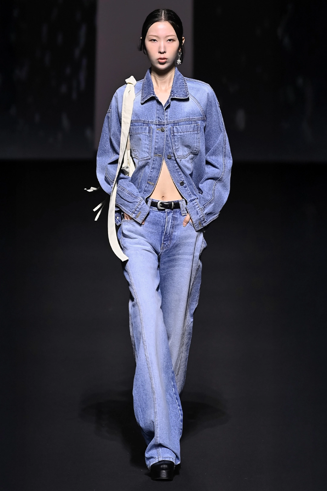 리이 ASYMMETRIC SEAM WASHED DENIM JEAN 상품 이미지 3