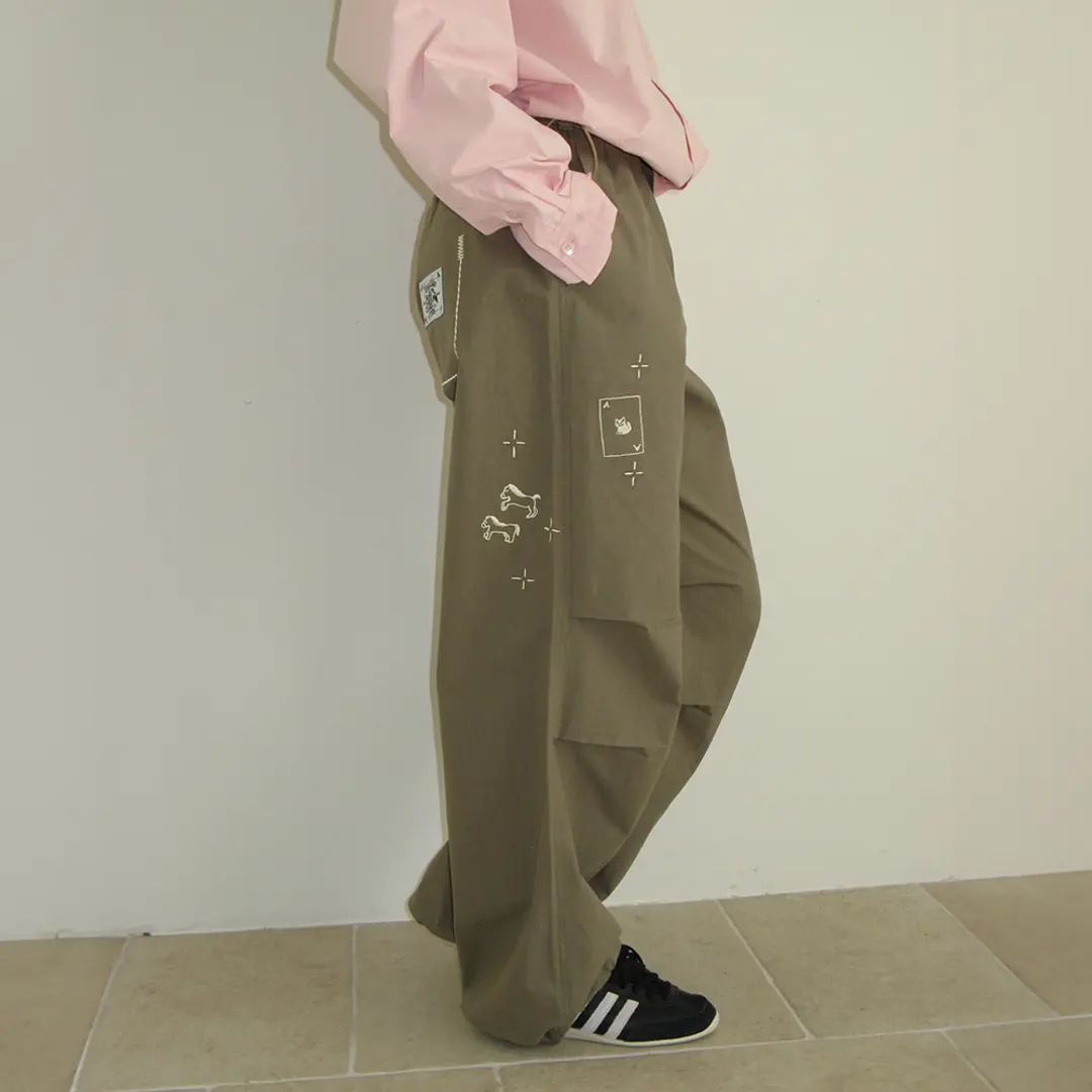 론론 DRAWING STITCH PARACHUTE PANTS KHAKI 상품 이미지 2