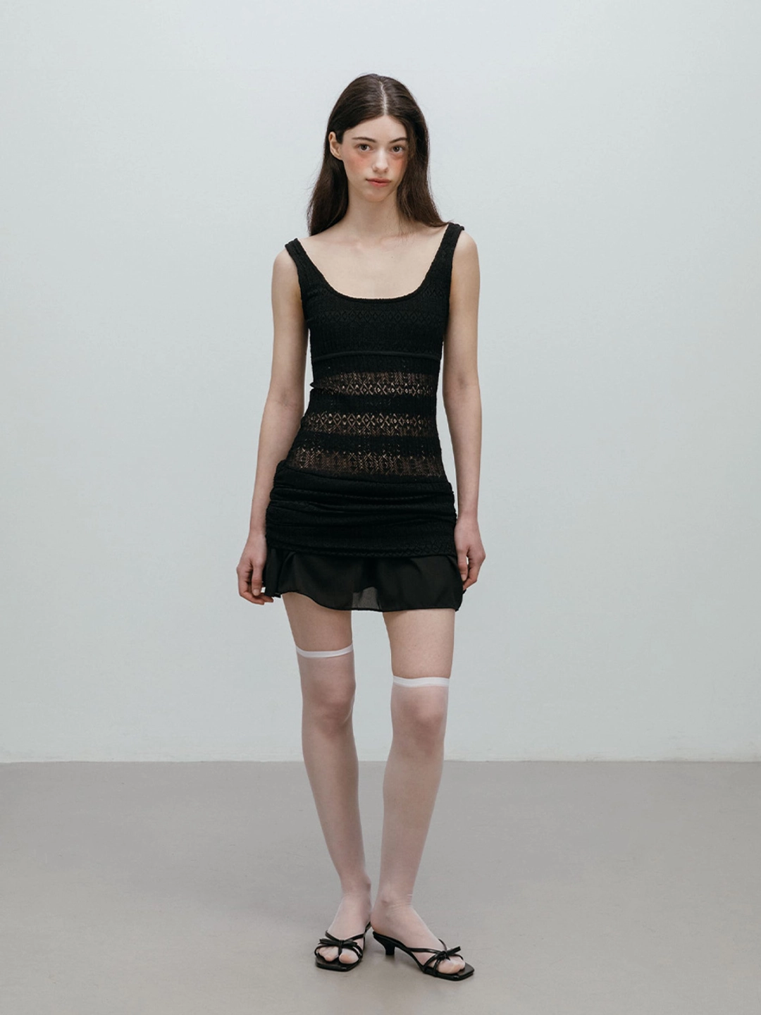 모이페어 CROCHET SHIRRING MINI DRESS / BLACK 상품 이미지 1