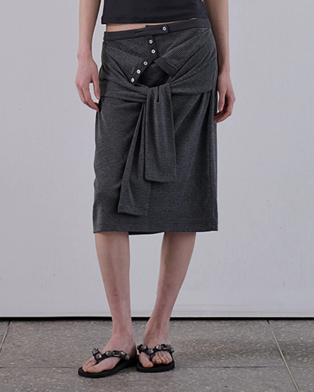 오데스 [5/19 예약출고] STRIPE WRAP TIE SKIRT - CHARCOAL 상품 이미지 1