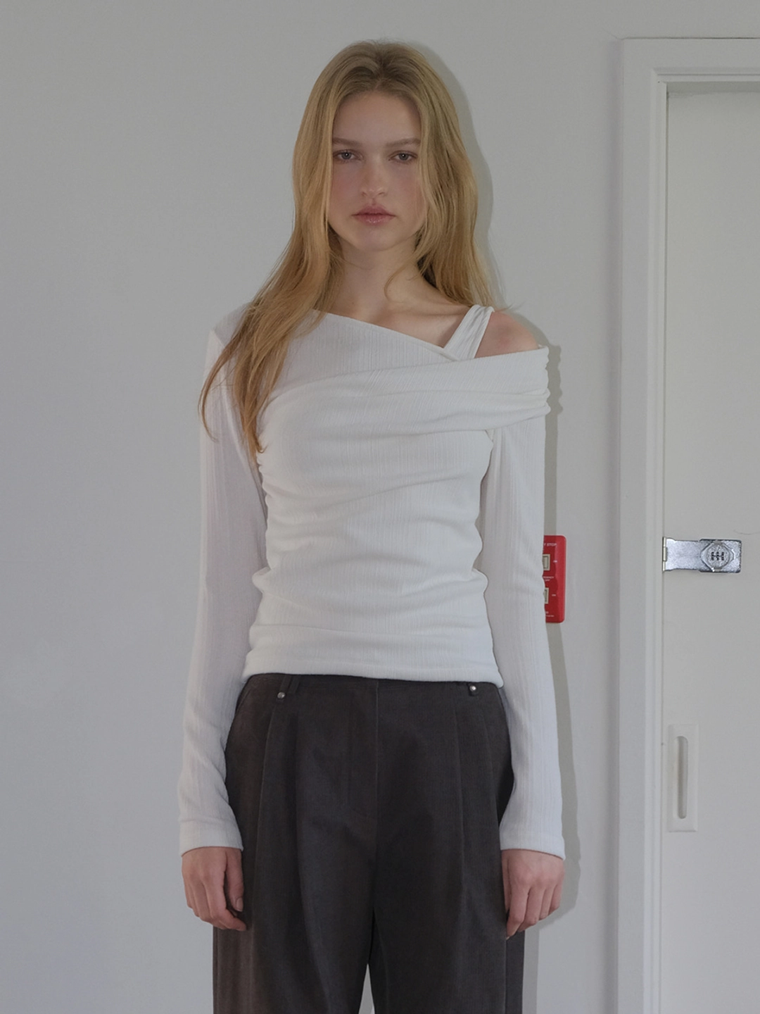에트몽 Cross-Over Drape T-Shirt, Cream 상품 이미지 2