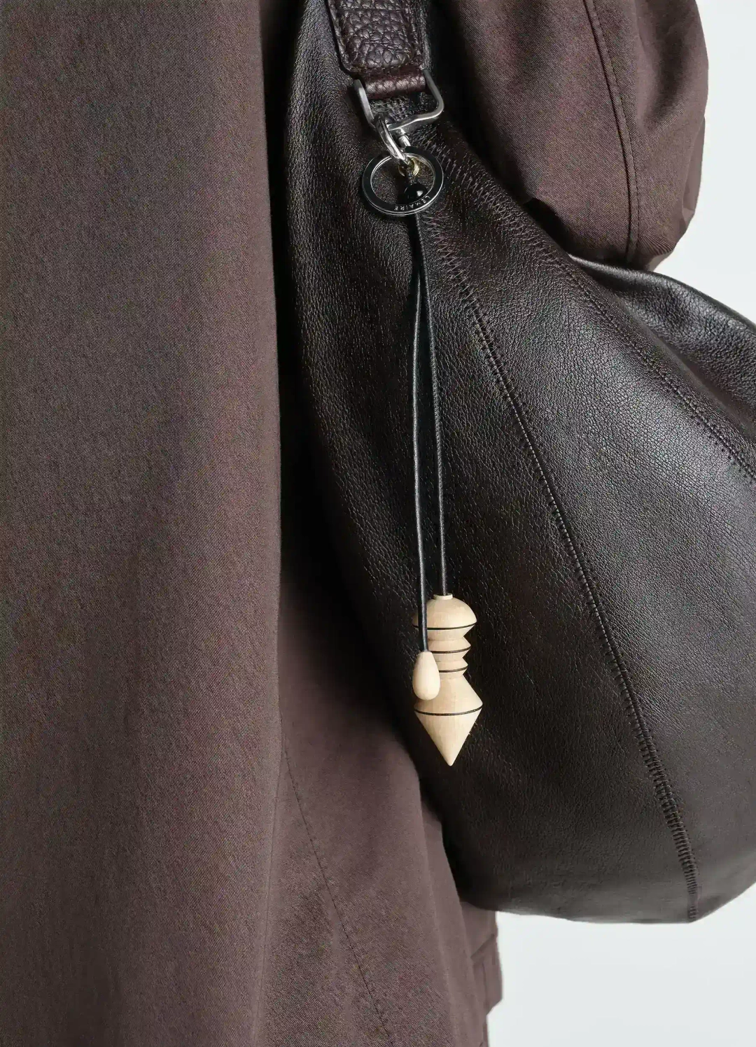 르메르 PENDULUM BAG CHARM IN WOOD 상품 이미지 2