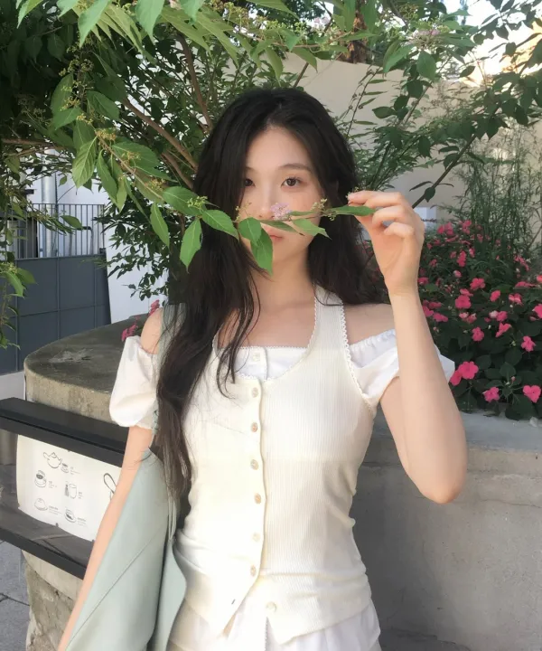 [서현Pick 세트할인] Rosie Lace Puff Blouse ( White ) + Letters Lace Button Halterneck Top ( Cream )