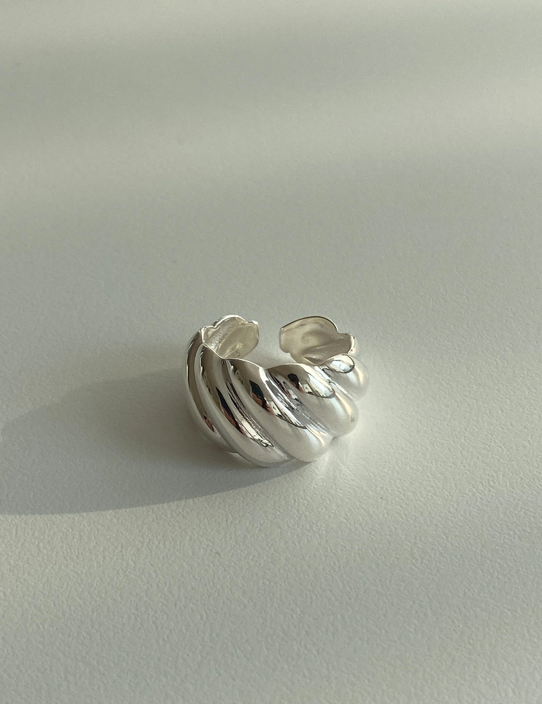에뜨리브 Bold Croissant Open Ring 상품 이미지 3