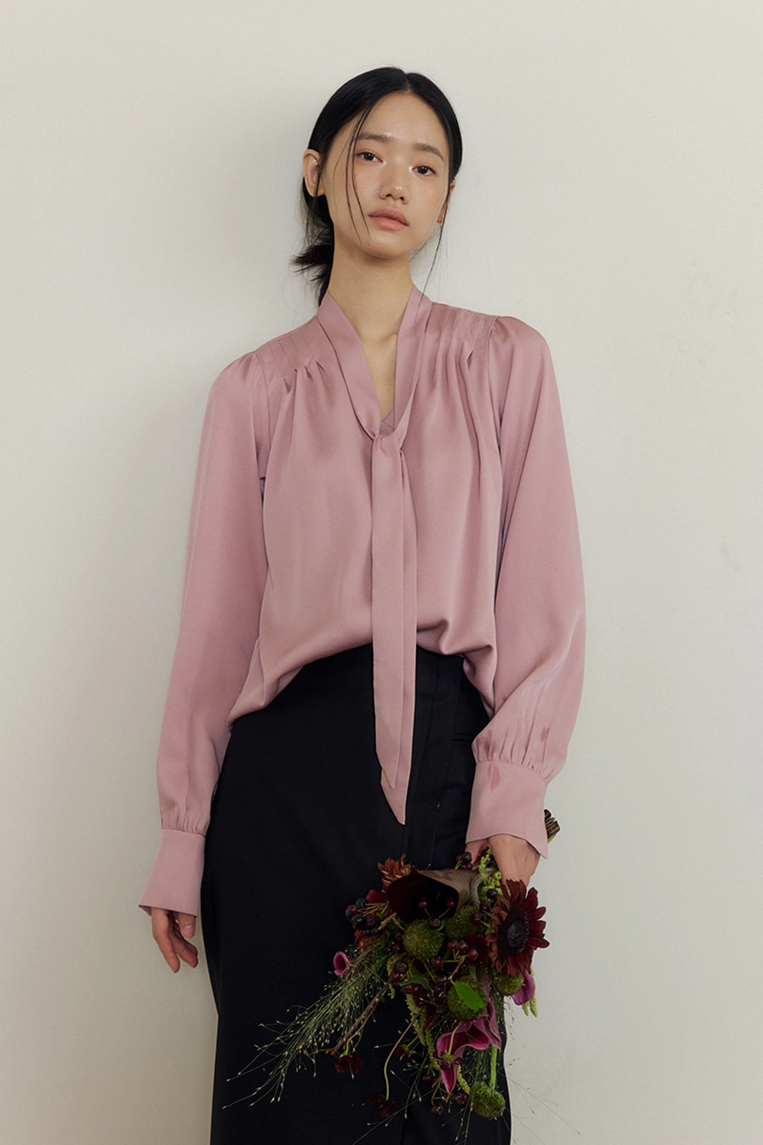 루시르주 Soft Drape Tie-Neck V-Blouse (muted Pink) 상품 이미지 2