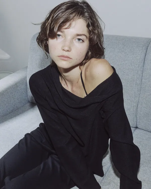 Asymmetric shoulder top (black)