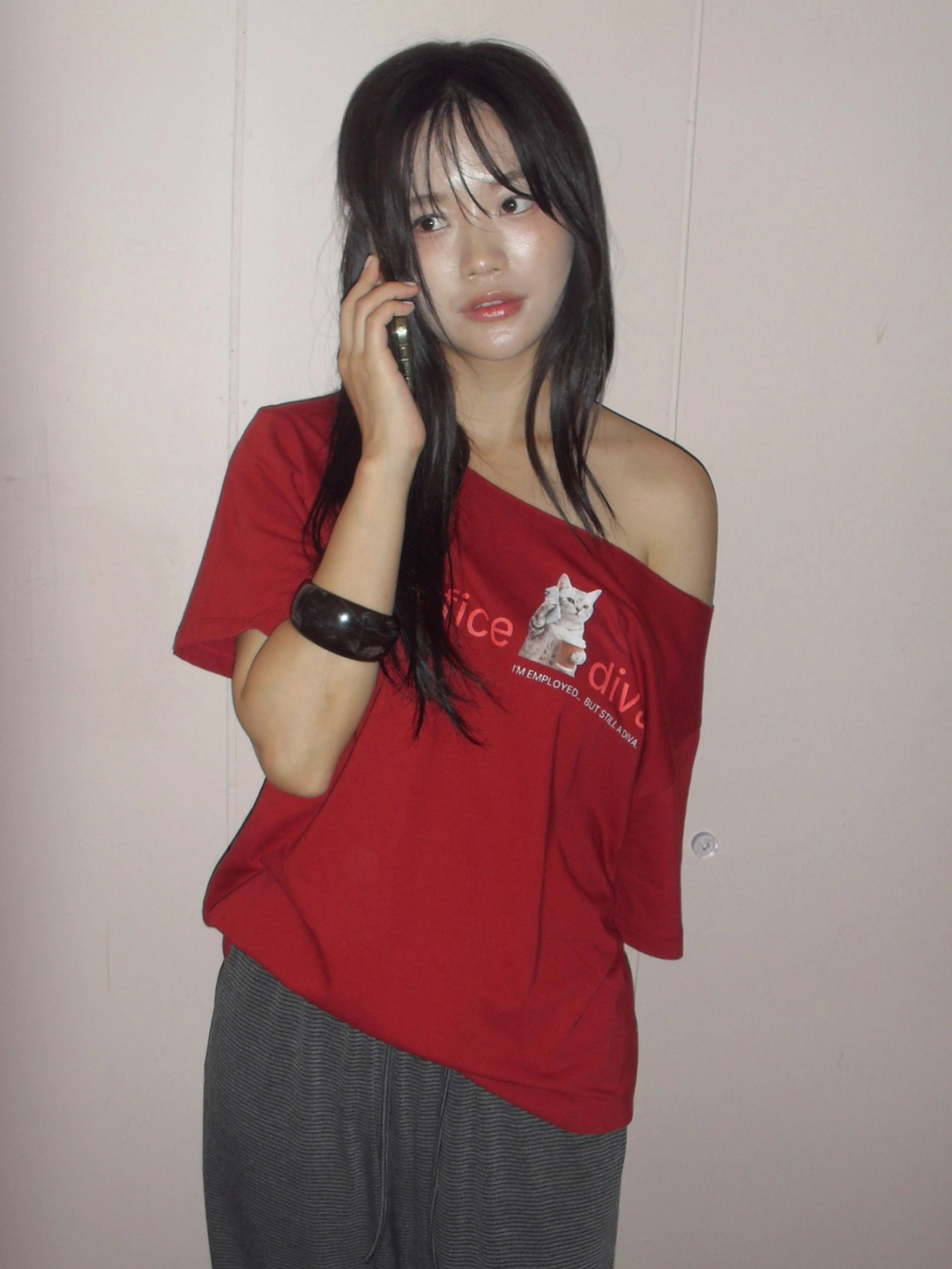 포에브 Office Diva Cat Off Shoulder T-Shirt [2 Color] 상품 이미지 1