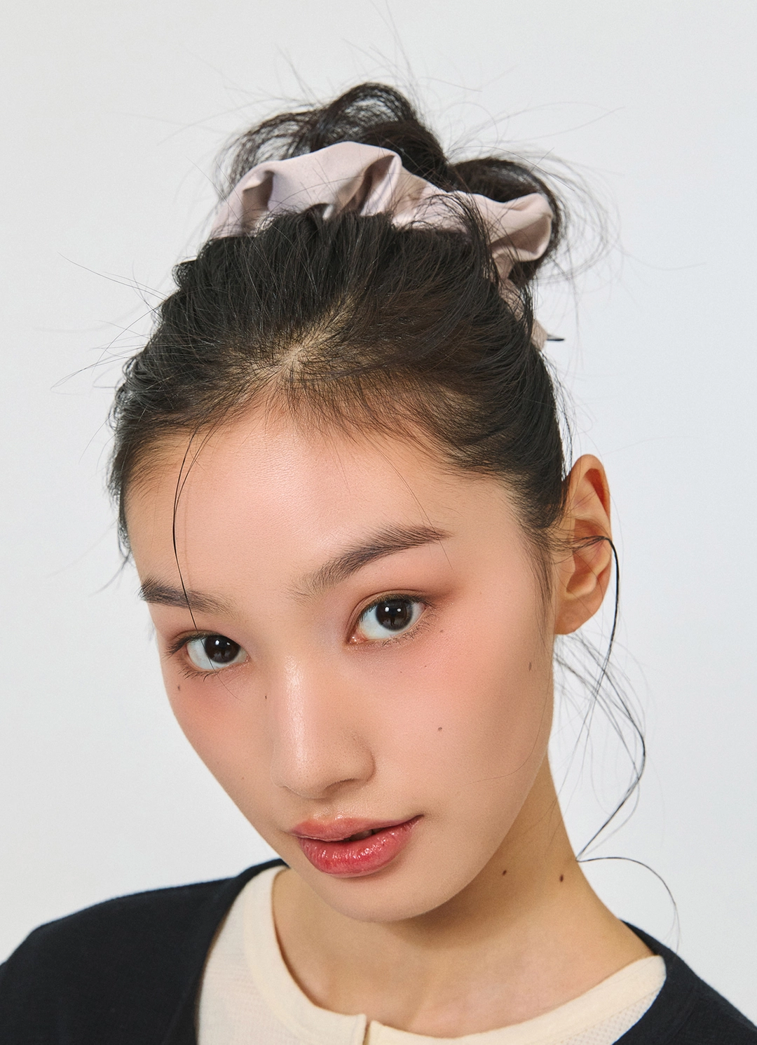 이미스 SATIN HEART LOGO PENDANT SCRUNCHIE 상품 이미지 2
