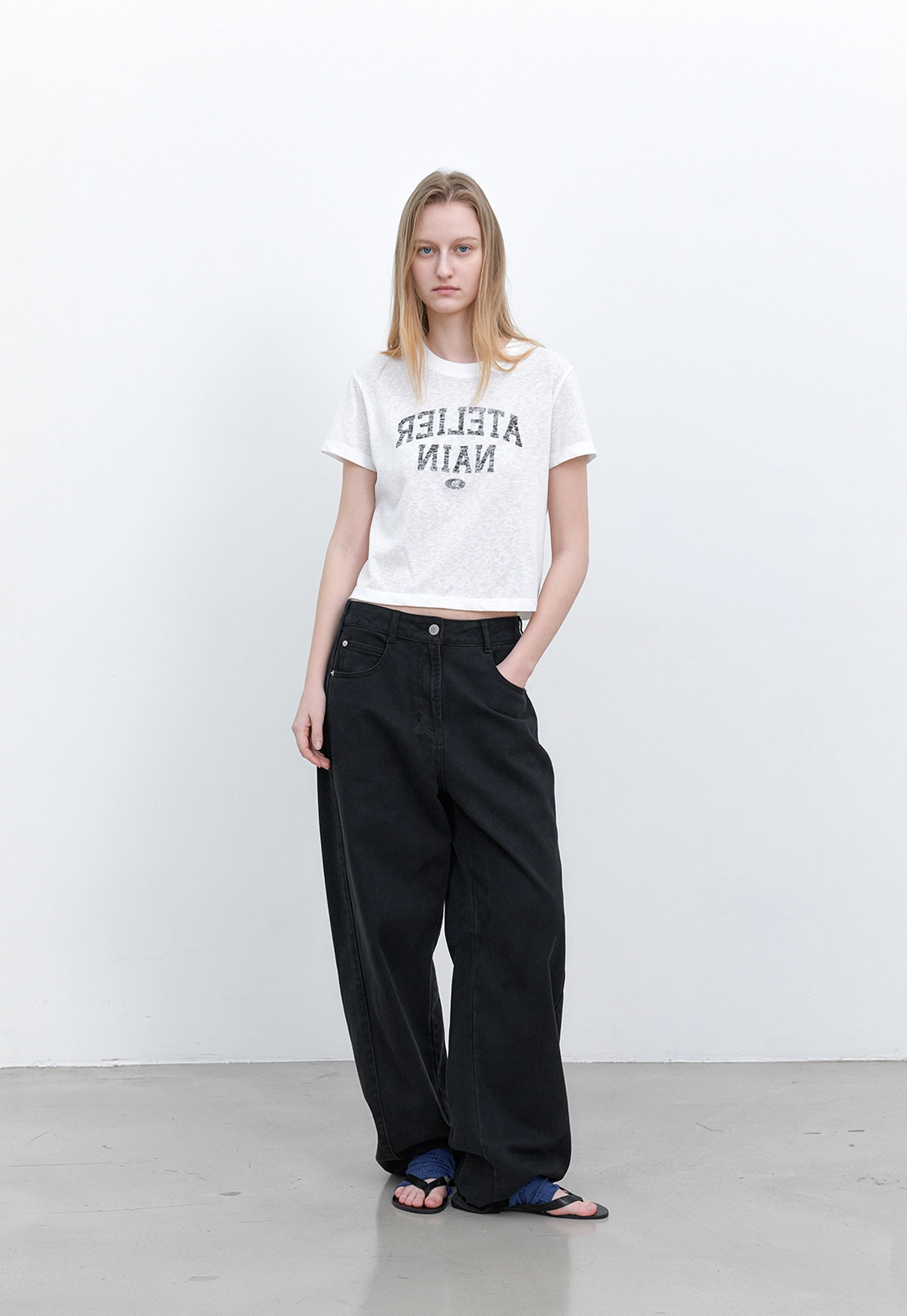 아뜰리에 나인 (T-7233)REVERSE STAMP GRAPHIC SEMI CROP T 상품 이미지 3