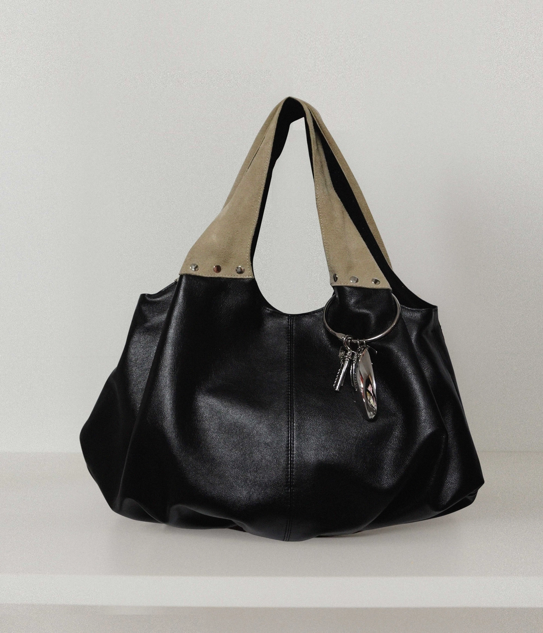 옴니포턴트 Fleur Hobo Bag Set — Suede Beige ( Oval Metal Keyring Included ) 상품 이미지 1