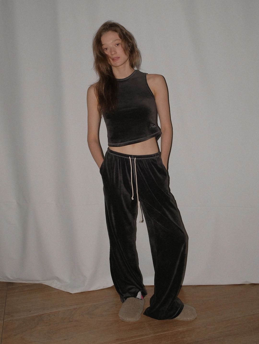포에토 LOUNGE VELOUR PANTS - CHARCOAL 상품 이미지 2