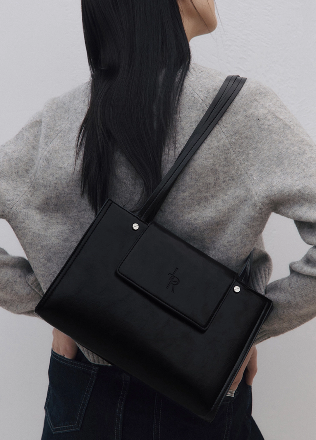 레더리 볼티드 스퀘어 숄더백 [BLACK] 상품 이미지 1