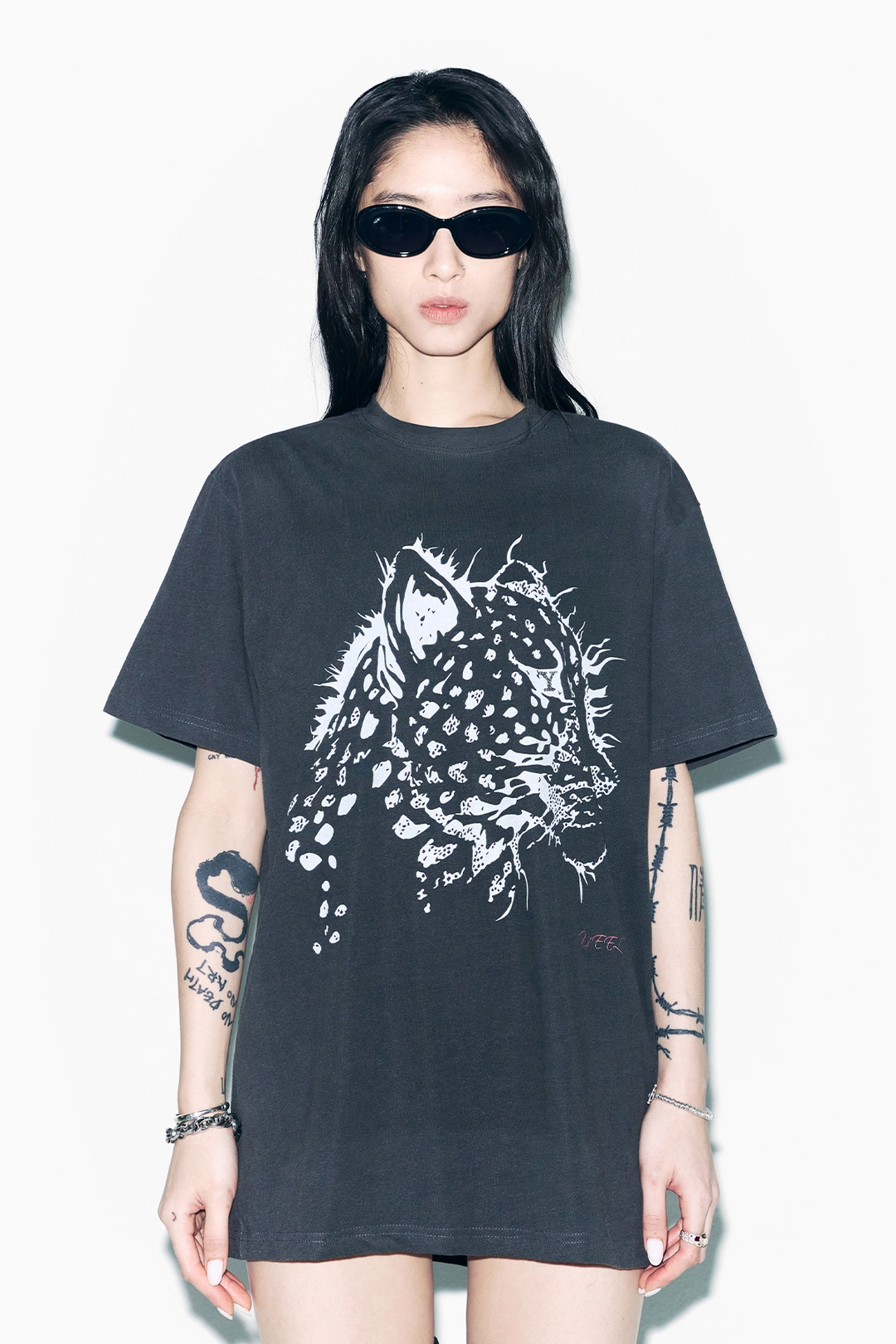 와이이이엘 CHEETAH GRAPHIC OVERSIZED T-SHIRT CHARCOAL 상품 이미지 2