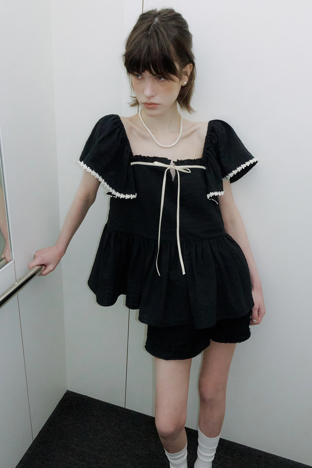 모어댄라이크 COTTON FLOWER LACE BLOUSE - BLACK 상품 이미지 1