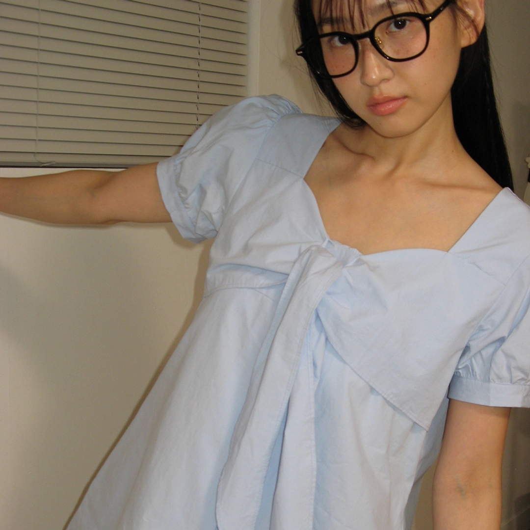 론론 RIBBON BOW HALF SLEEVE DRESS SOFT BLUE 상품 이미지 1