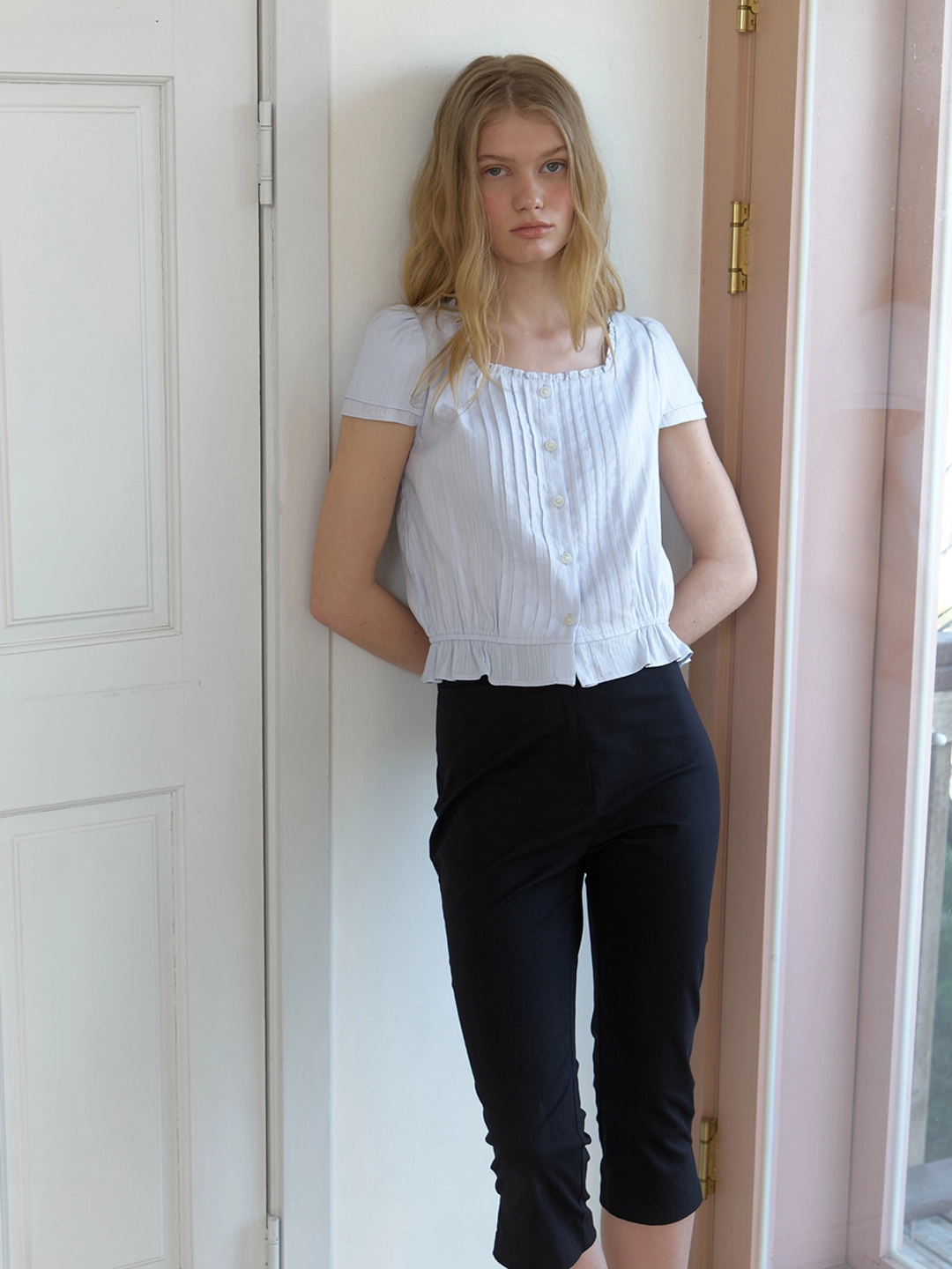 어몽 A RUFFLE SQUARE-NECK BLOUSE_LIGHT BLUE 상품 이미지 3