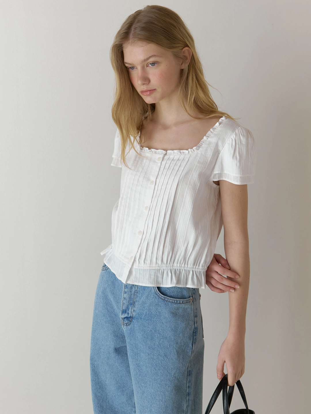 어몽 A RUFFLE SQUARE-NECK BLOUSE_WHITE 상품 이미지 3