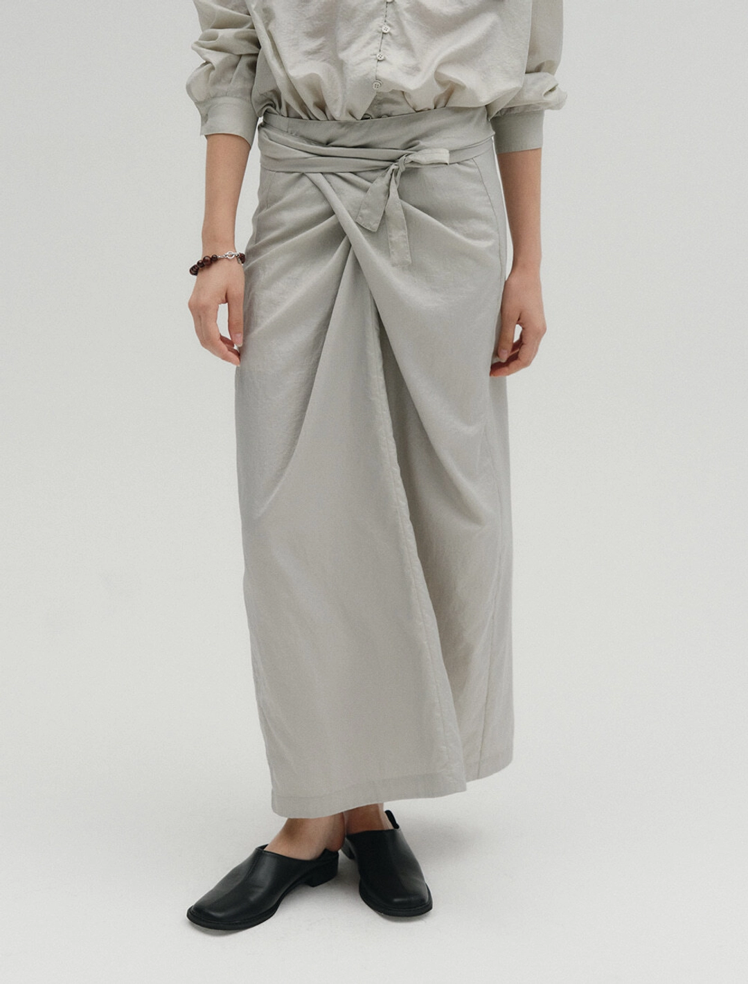 솔티페블 GLOSSY WRAP SKIRT [BEIGE] 상품 이미지 1