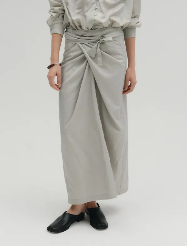 GLOSSY WRAP SKIRT [BEIGE]