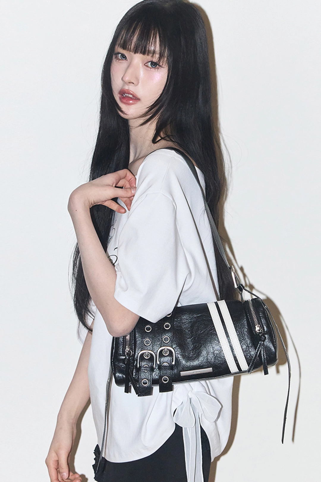 일리고 라인 버클 실린더 백 블랙 상품 이미지 3