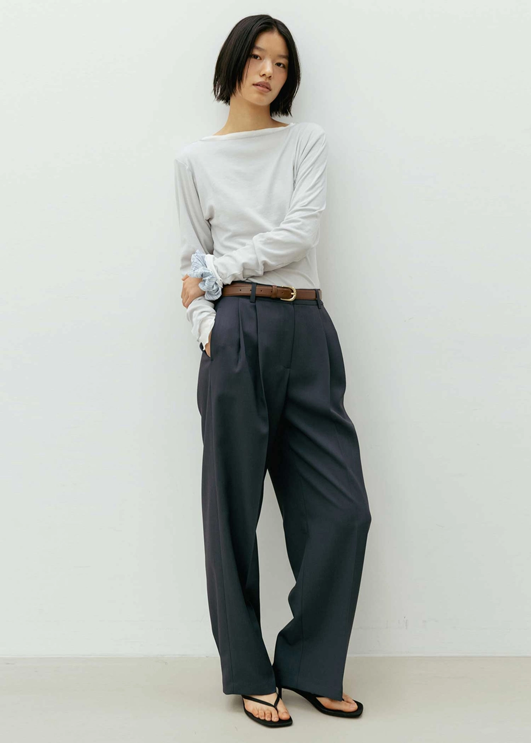 더라이 Classic Two-Tuck Slacks(Navy) 상품 이미지 2