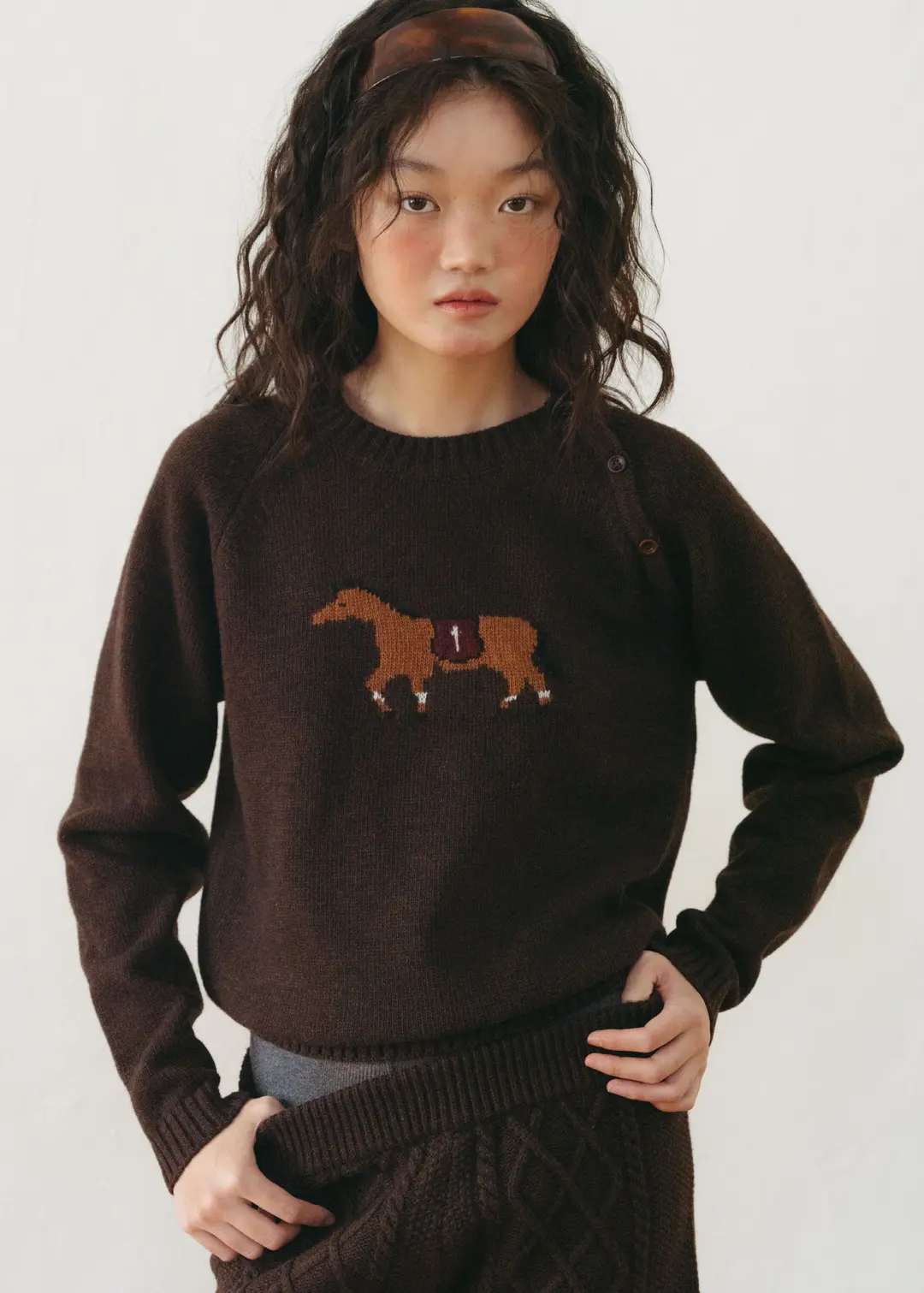 온무드 HORSE BOTTON KNIT - BROWN 상품 이미지 2