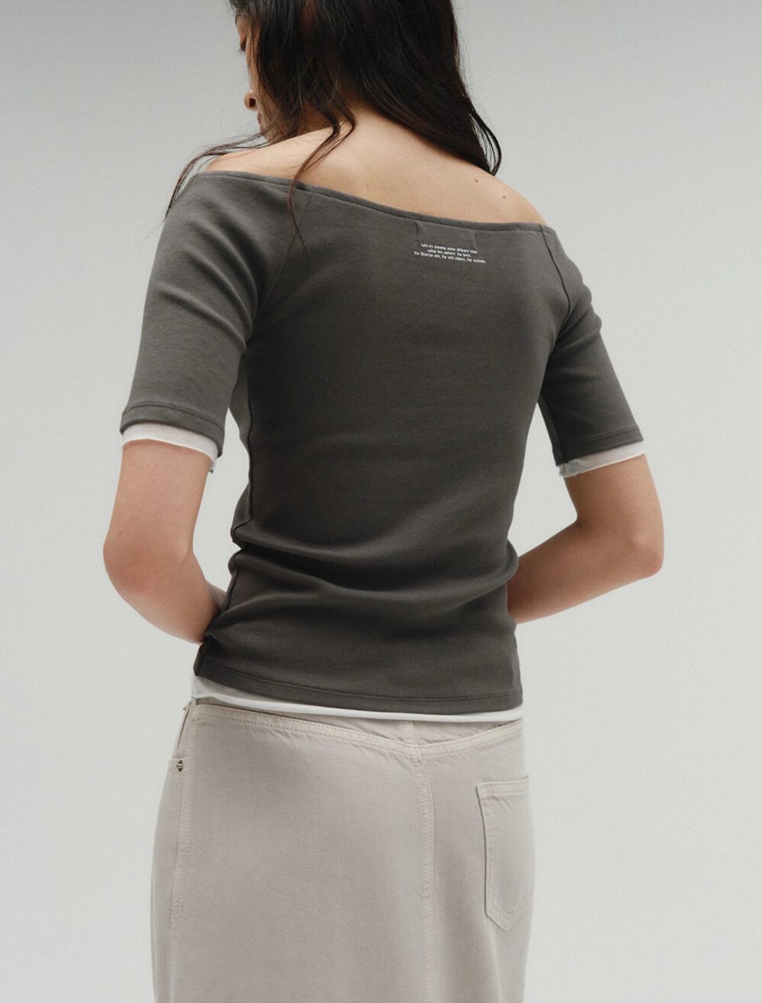 솔티페블 OFF-SHOULDER RIBBED LAYERED T-SHIRT [DARK GREY] 상품 이미지 2