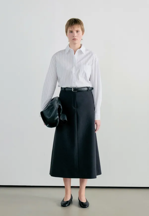 A LINE FIT LONG SKIRT - BLACK