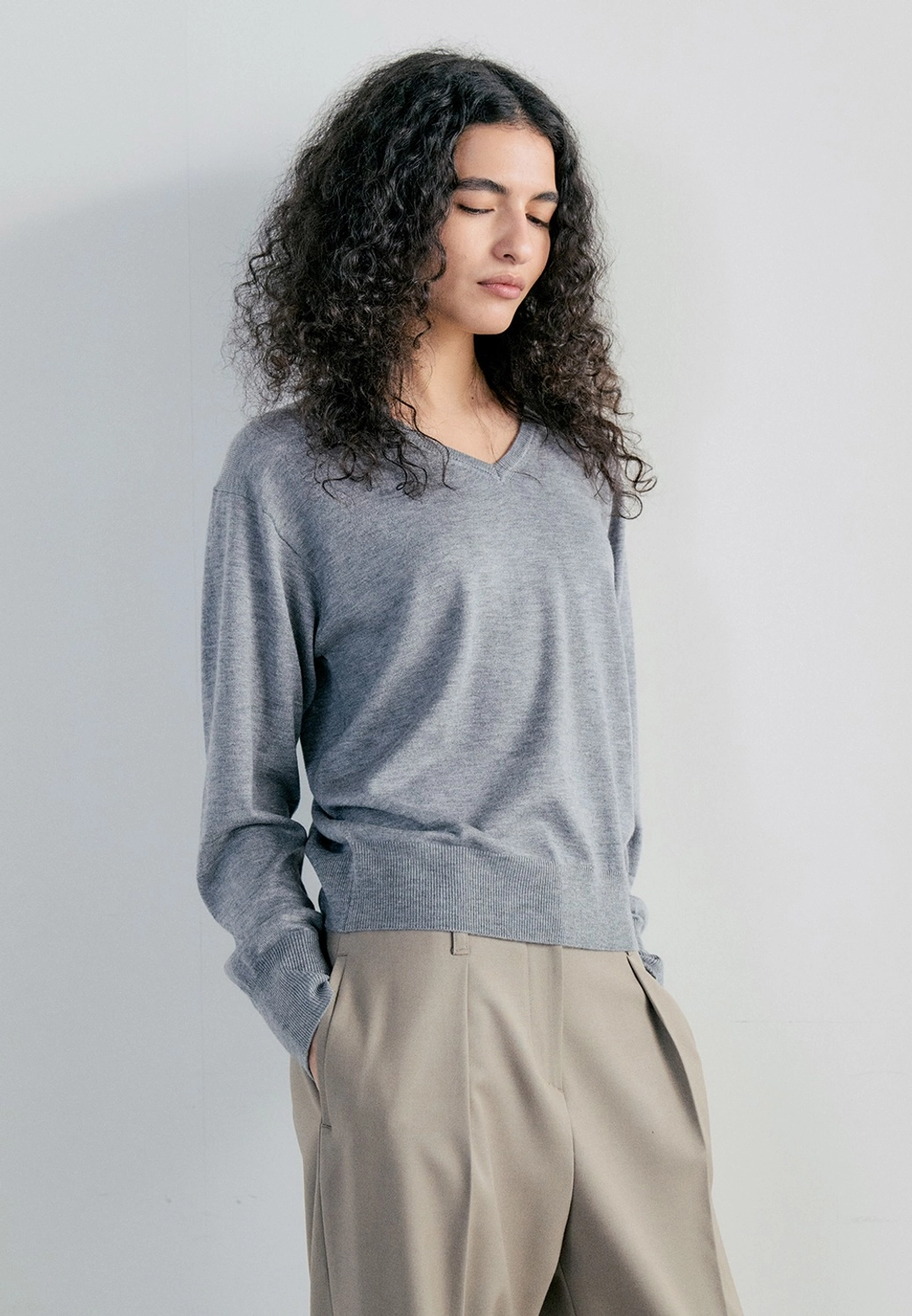 노티아 WOOL SILK V-NECK KNIT PULLOVER - DEEP GRAY 상품 이미지 1