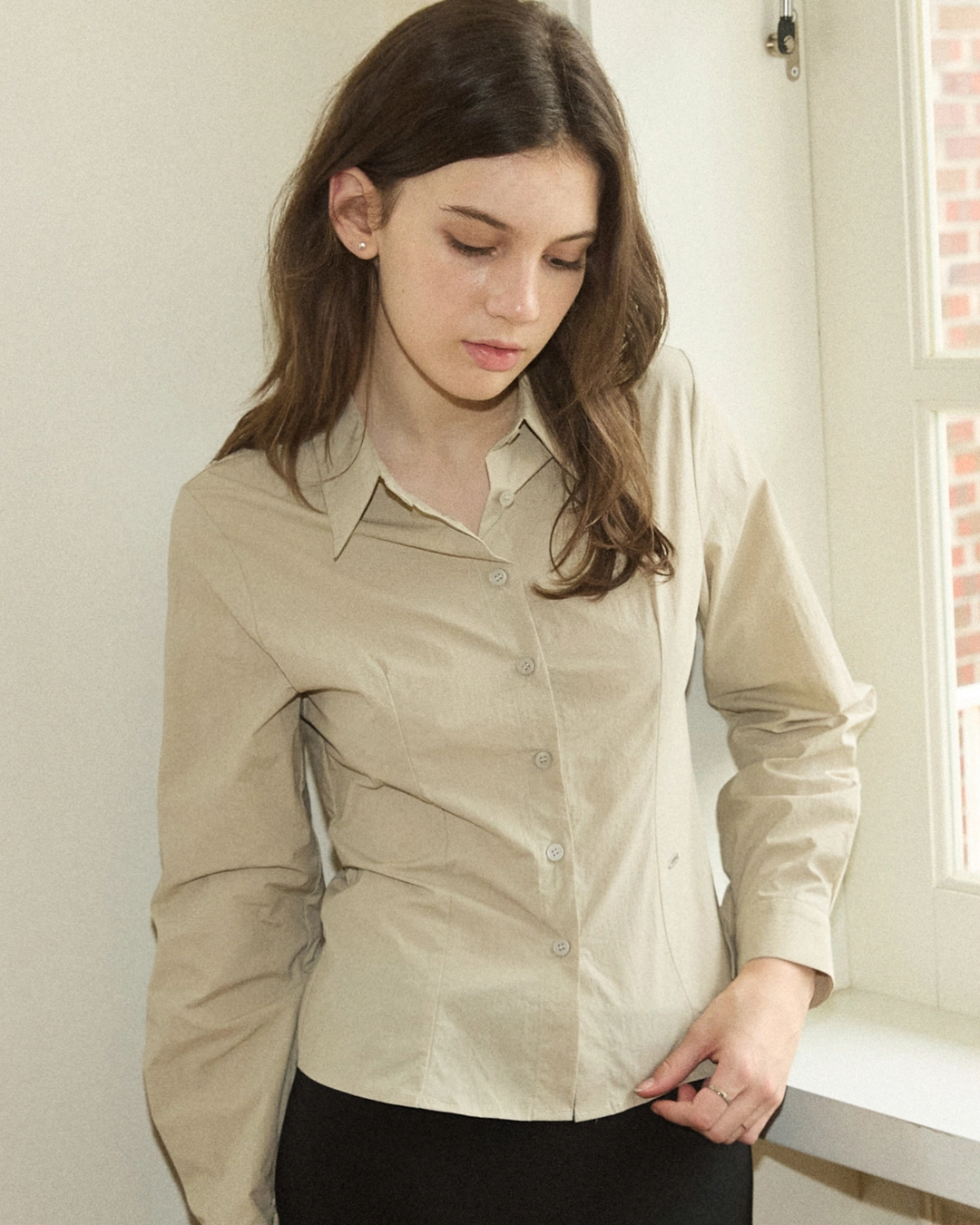 어다울 Slim fit semi crop nylon shirts - light khaki 상품 이미지 2