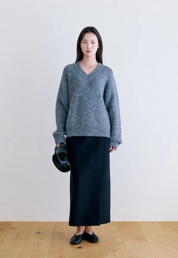 SIDE SLIT LONG SKIRT - BLACK