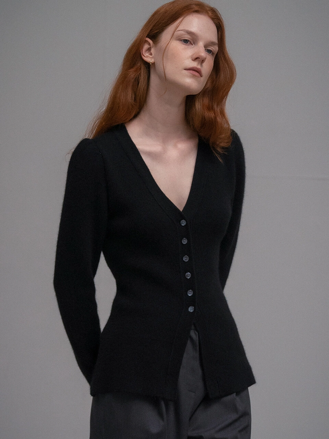 노운베러 Volume sleeve V-neck knit cardigan [KNFW03CD05]_Black 상품 이미지 2