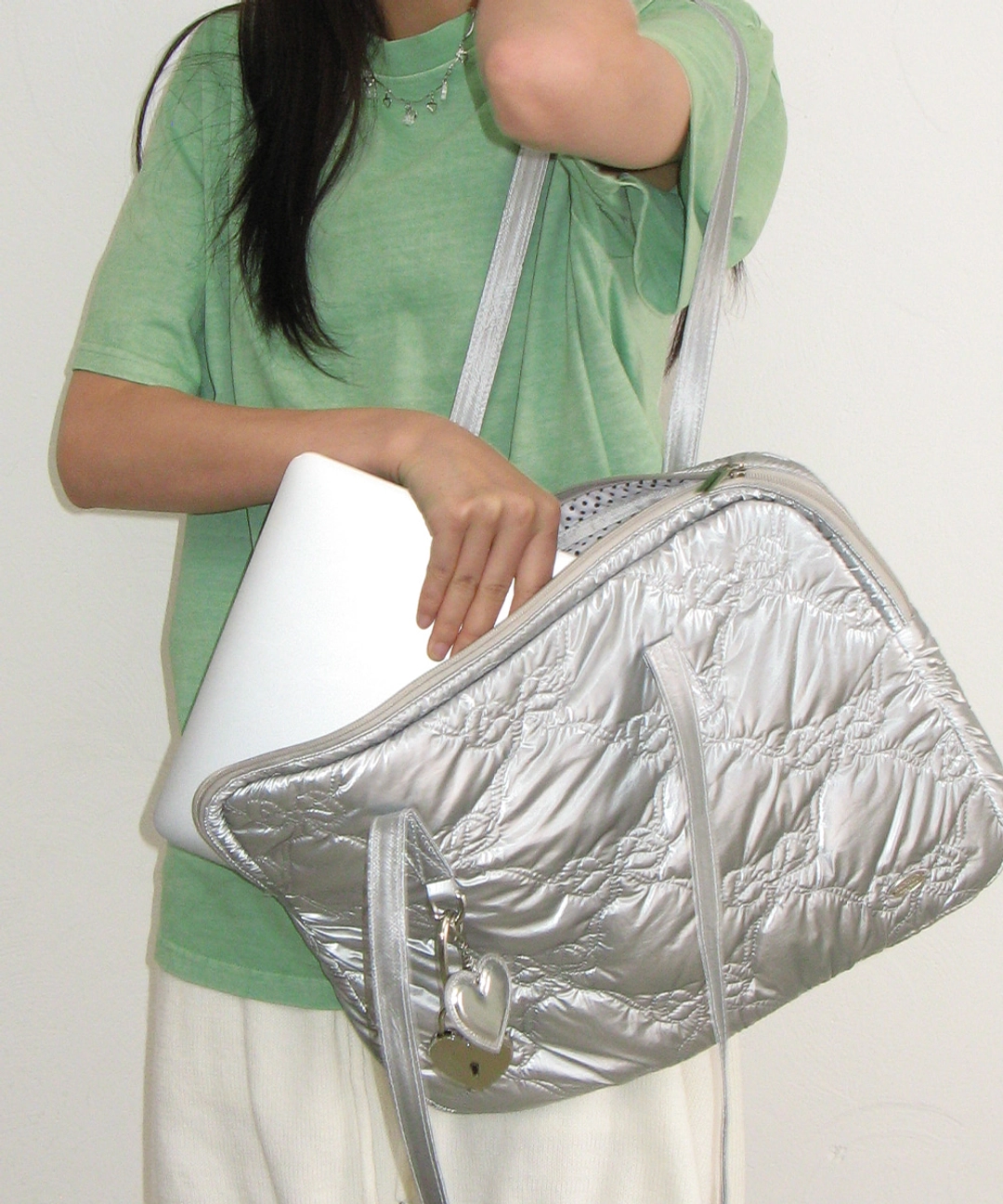 론론 RIBBON QUILTING LAPTOP BAG SILVER 상품 이미지 1