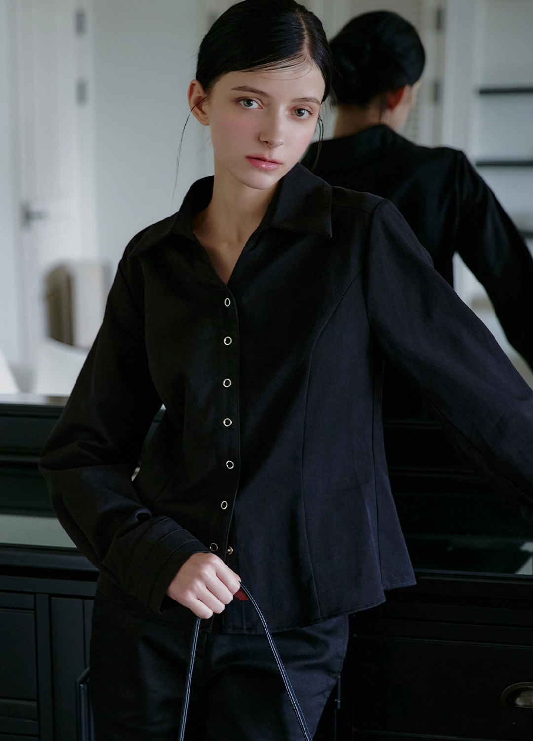 미케네 [44-120]  Cleodin Cotton Slim Fit Shirts  클레오딘 코튼 슬림핏 셔츠 (가을-겨울-격식룩-출근룩-오피스룩-하객룩-캐주얼-페미닌-데일리룩-데일리셔츠-슬림핏-스냅단추-긴팔셔츠-체형커버-자체제작) 상품 이미지 1