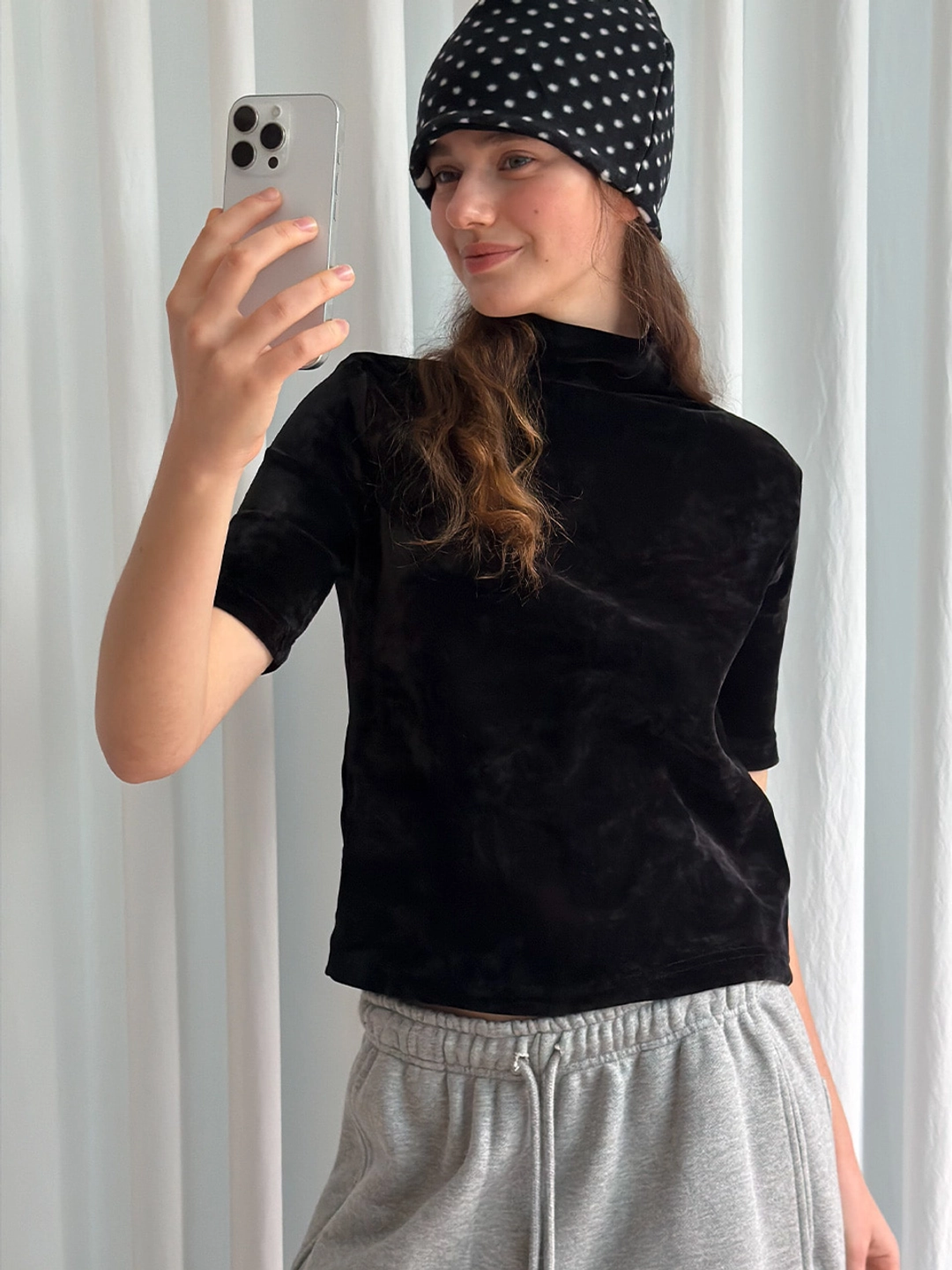 쏘이르 VELVET HALF NECK T-SHIRT - BLACK 상품 이미지 1