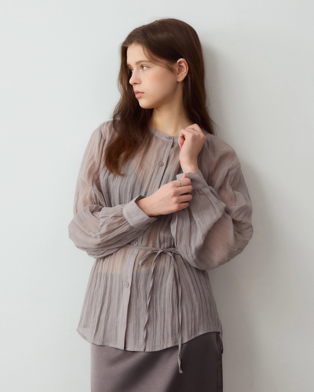 어다울 Wrinkle see through belted blouse - grey 상품 이미지 1