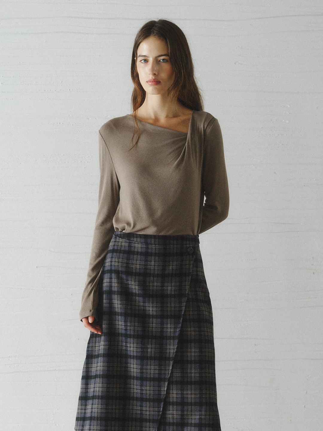 르니나 ROEL drape neck t-shirt_mocha 상품 이미지 3
