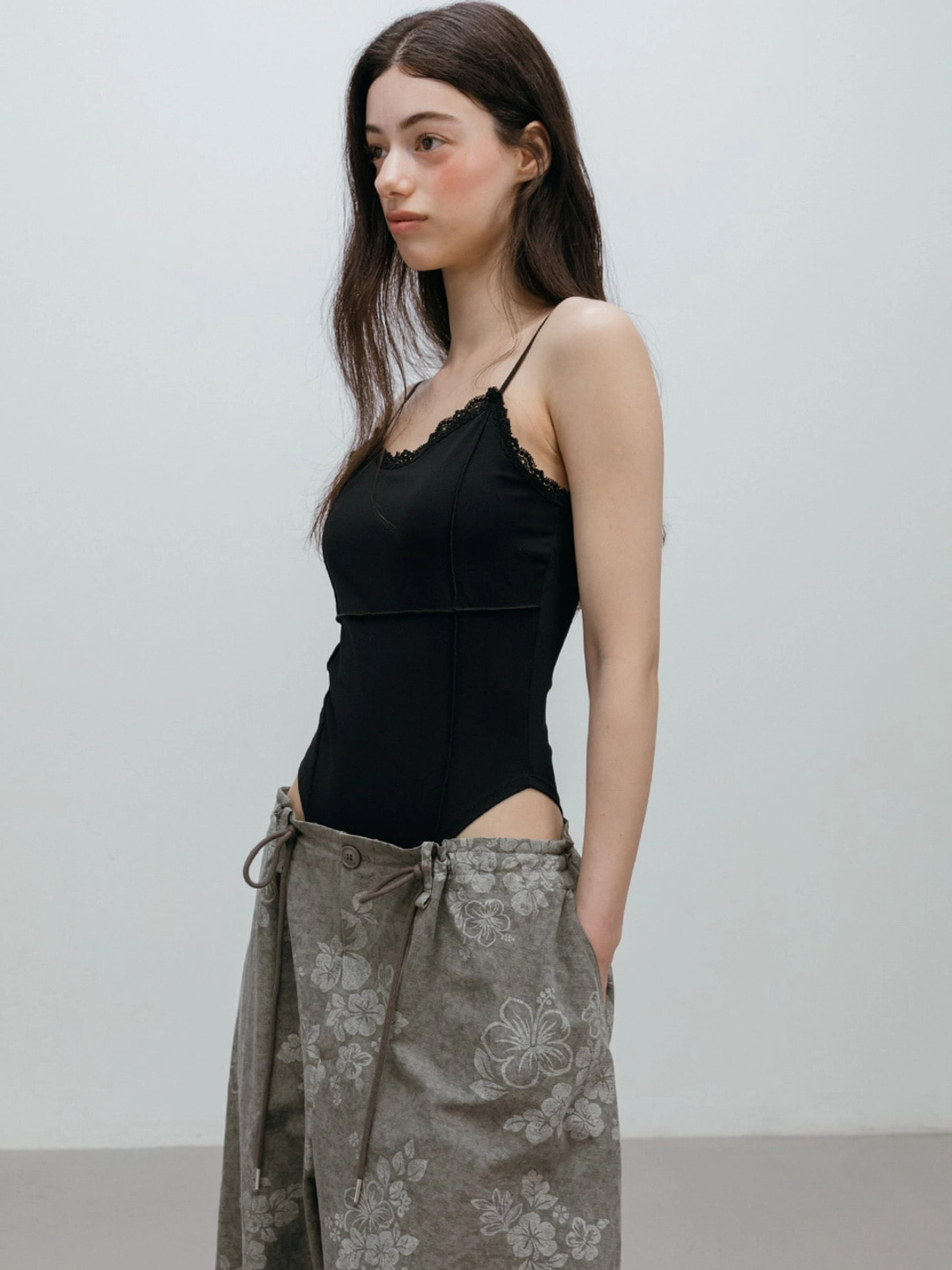 모이페어 LACE SLEEVELESS TOP / BLACK 상품 이미지 3