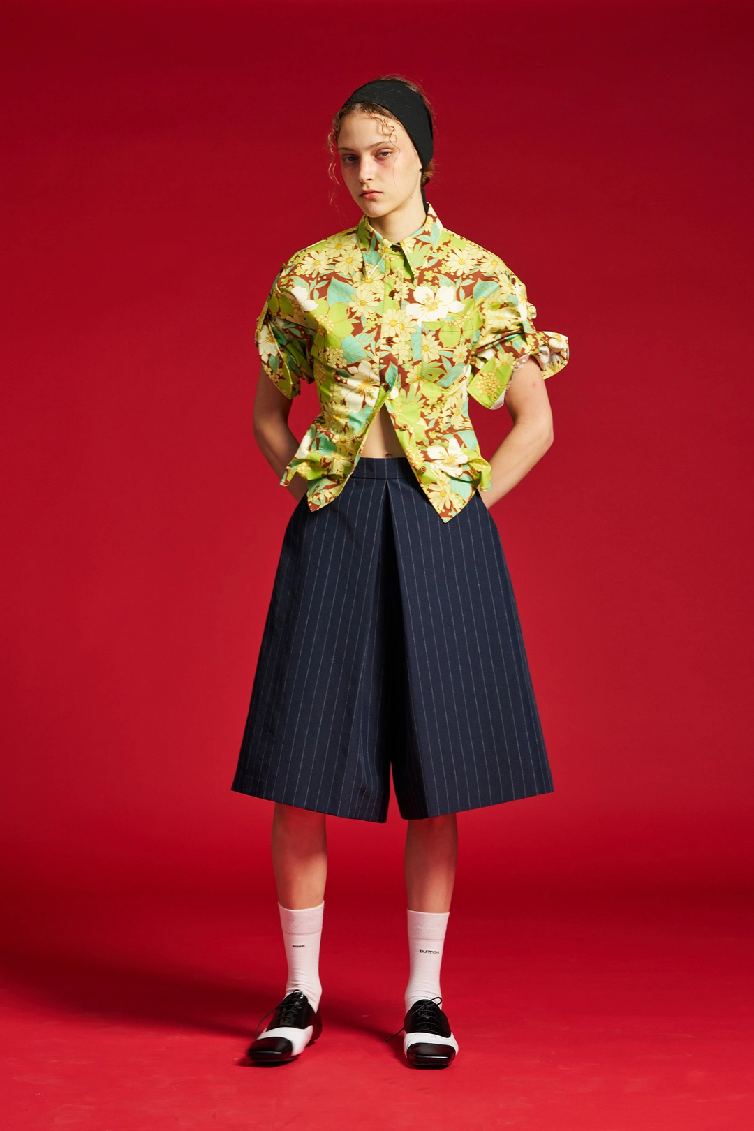 푸쉬버튼 SS26 NAVY STRIPE PLEATED A-LINE BERMUDA PANTS 상품 이미지 2