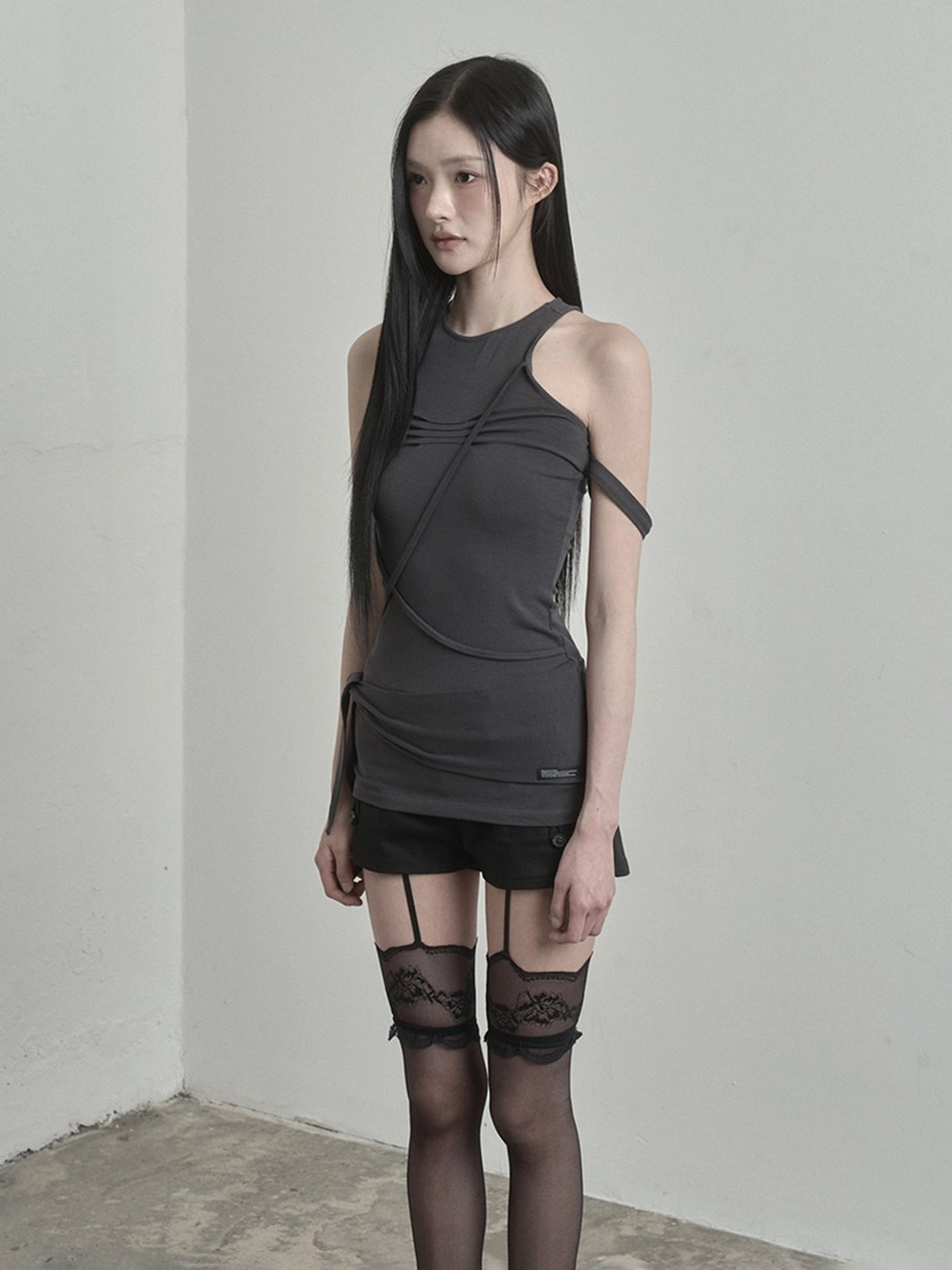 이네기 [2nd Reorder] Contour Cross Strap Top (charcoal) 상품 이미지 2