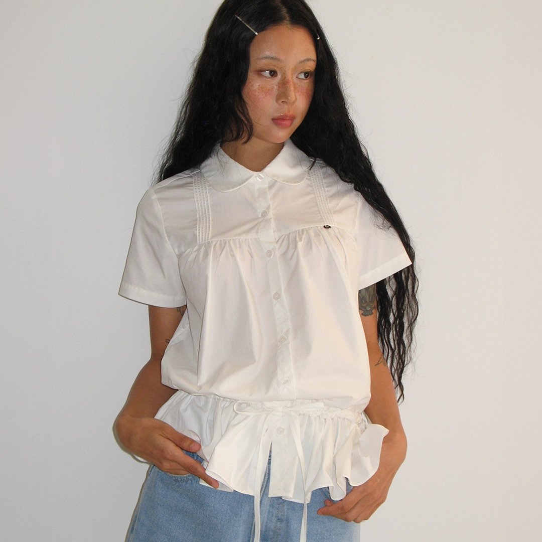 론론 ROUND COLLAR PINTUCK SHIRRING BLOUSE WHITE 상품 이미지 2