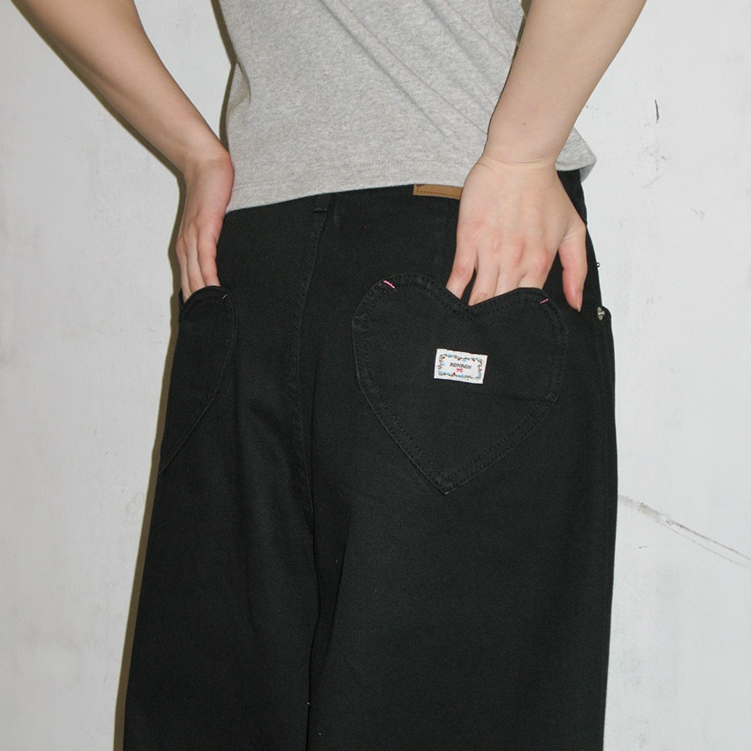 론론 BACK HEART STITCH POCKET DENIM PANTS BLACK 상품 이미지 1