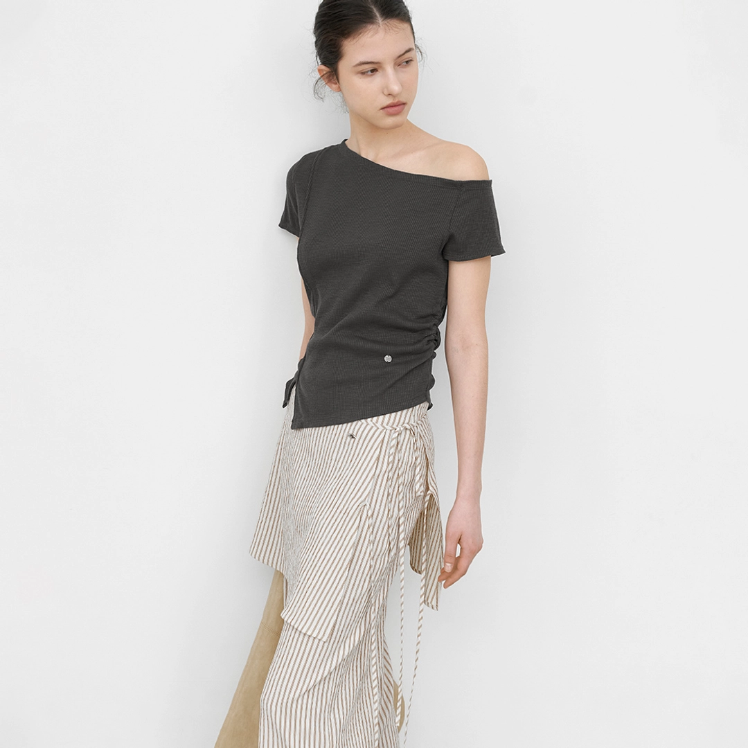 아뜰리에 나인 (T-7265)ONE SHOULDER SHIRRING SLIT SLIM T 상품 이미지 2