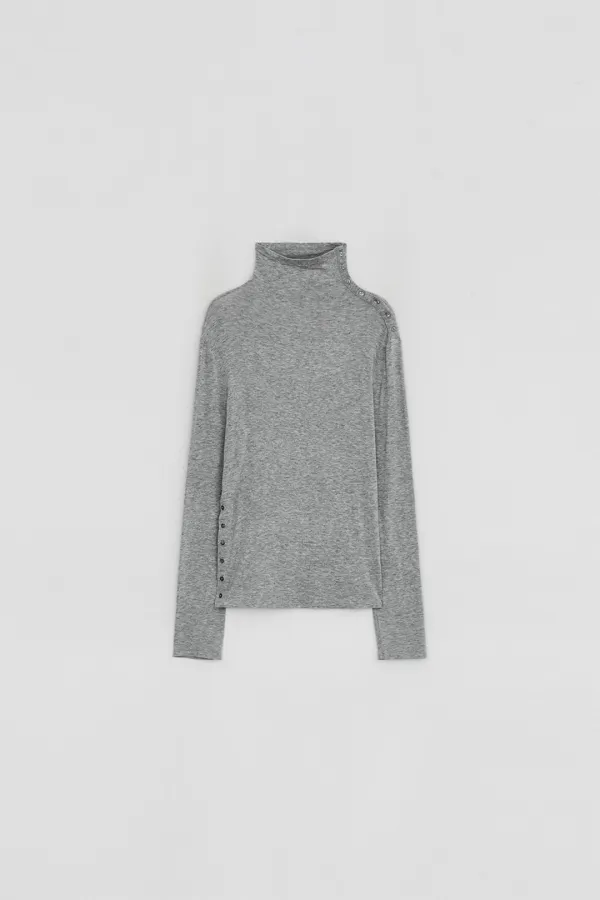 DIAGONAL BUTTON SLIT TOP