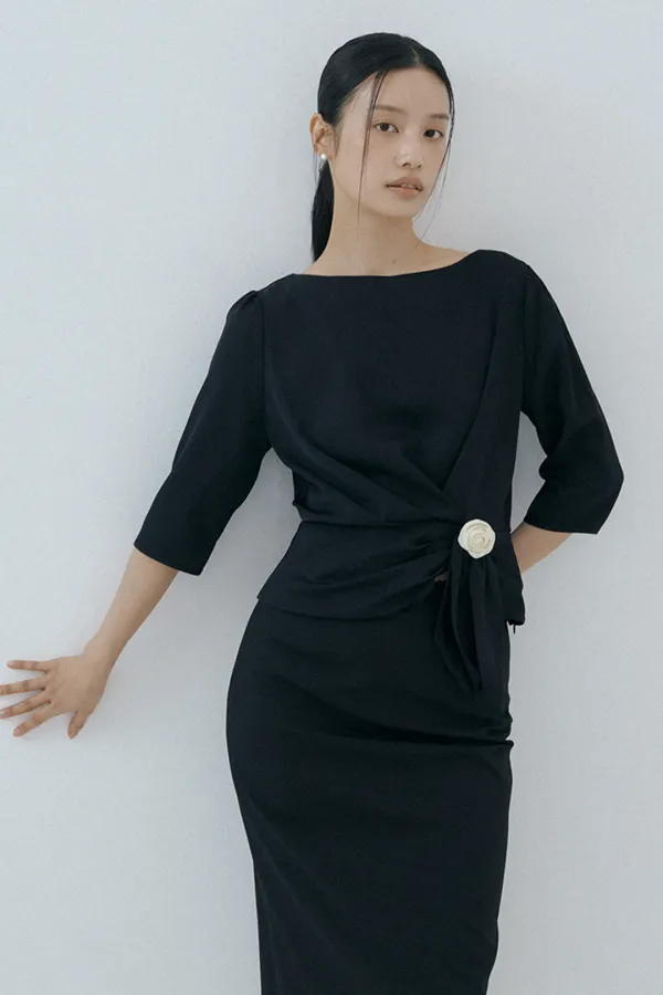 Silky Blouse & Corsage Brooch Set (black)