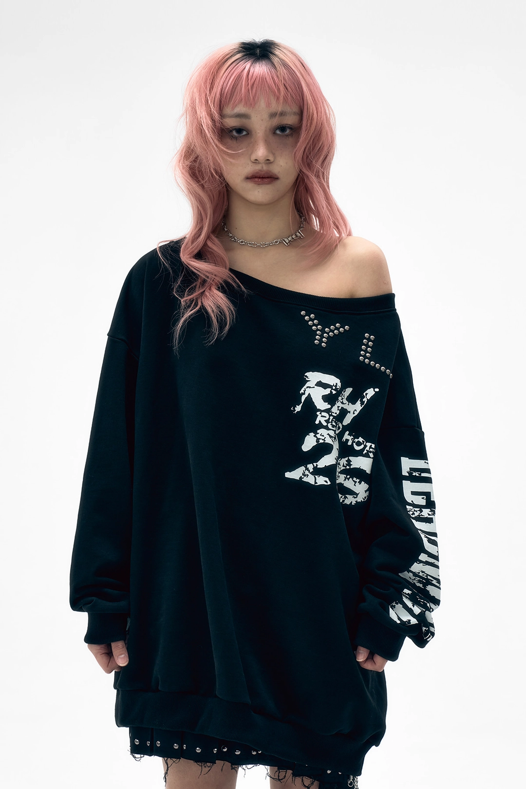 와이이이엘 YL STUDDED OFF-SHOULDER SWEATSHIRT BLACK 상품 이미지 2