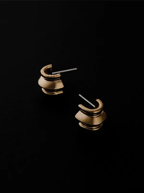 Dmu earring