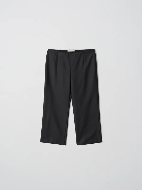 RELAXED CAPRI PANTS [BLACK]