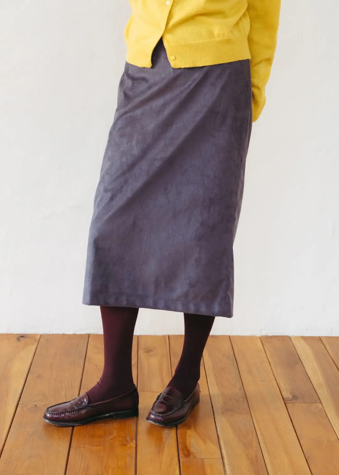 온무드 PENCIL SUEDE SKIRT - CHACOAL 상품 이미지 2