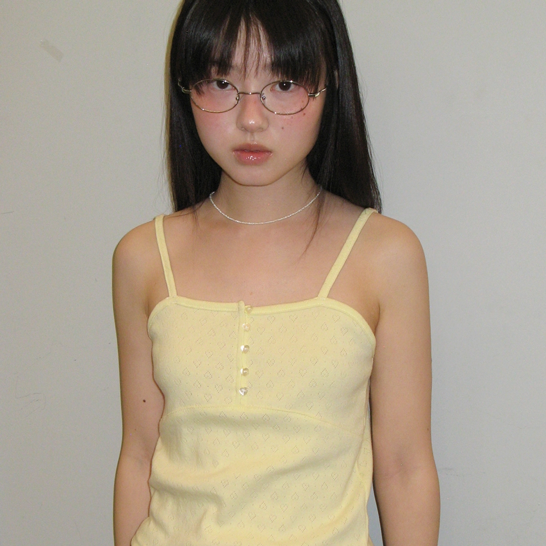 론론 HEART BUTTON GOLGI SLEEVELESS EYELET YELLOW 상품 이미지 2